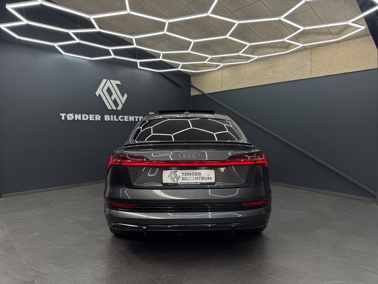Grå Audi e-tron fra 2023