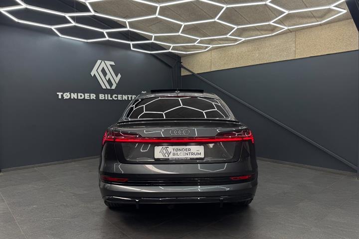Grå Audi e-tron fra 2023