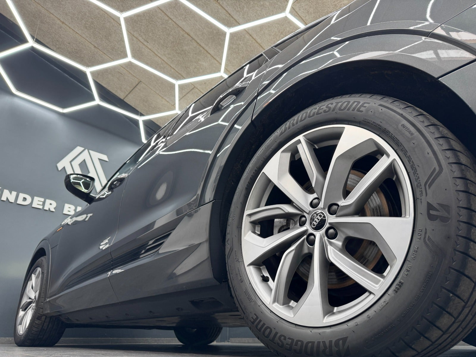 Grå Audi e-tron fra 2023
