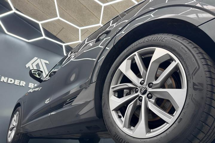 Grå Audi e-tron fra 2023