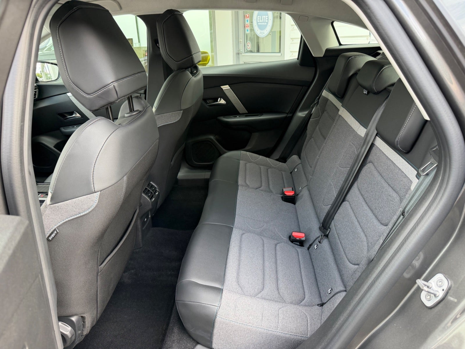 Grå Citroën C4 fra 2023