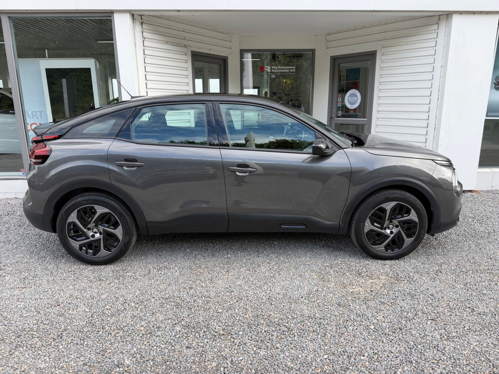 Grå Citroën C4 fra 2023