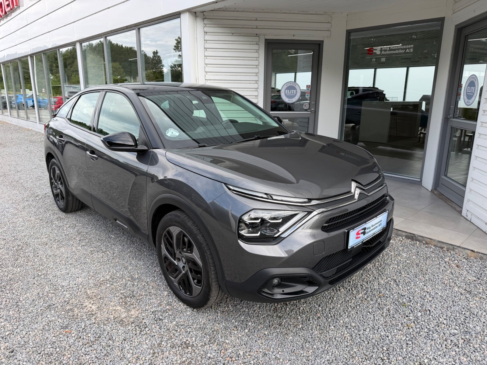 Grå Citroën C4 fra 2023