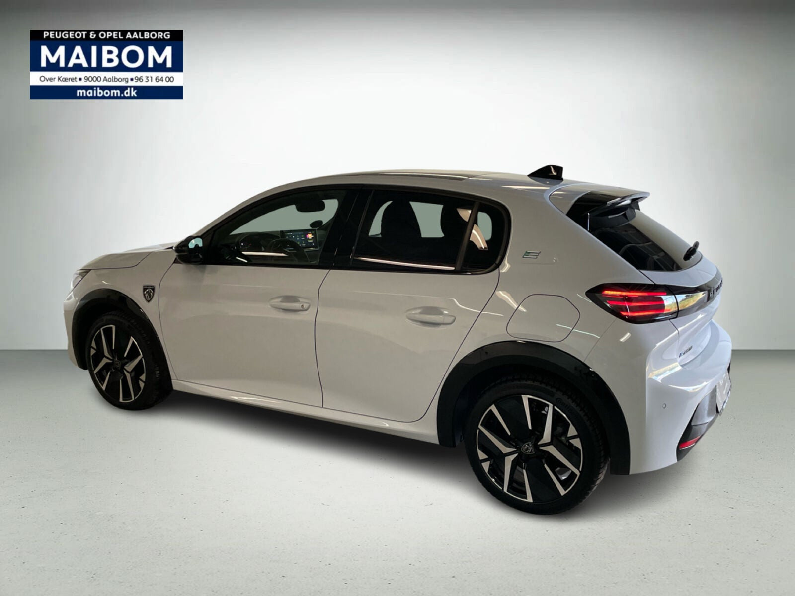 Hvid Peugeot e-208 fra 2025