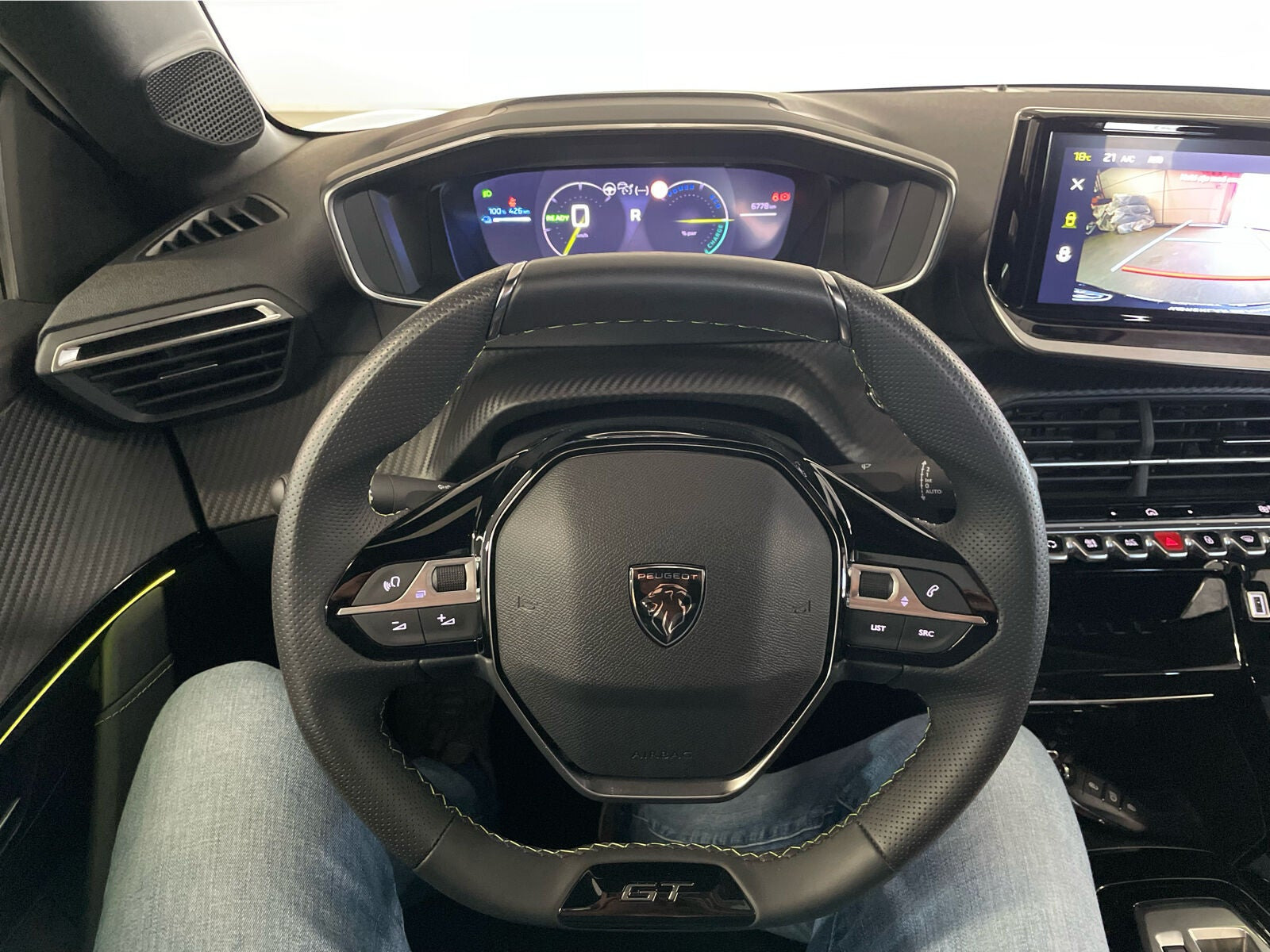 Hvid Peugeot e-208 fra 2025