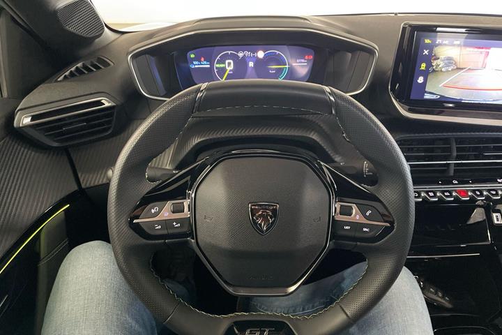 Hvid Peugeot e-208 fra 2025