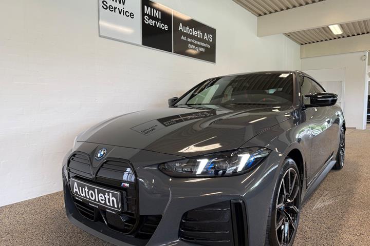 Grå BMW i4 fra 2025