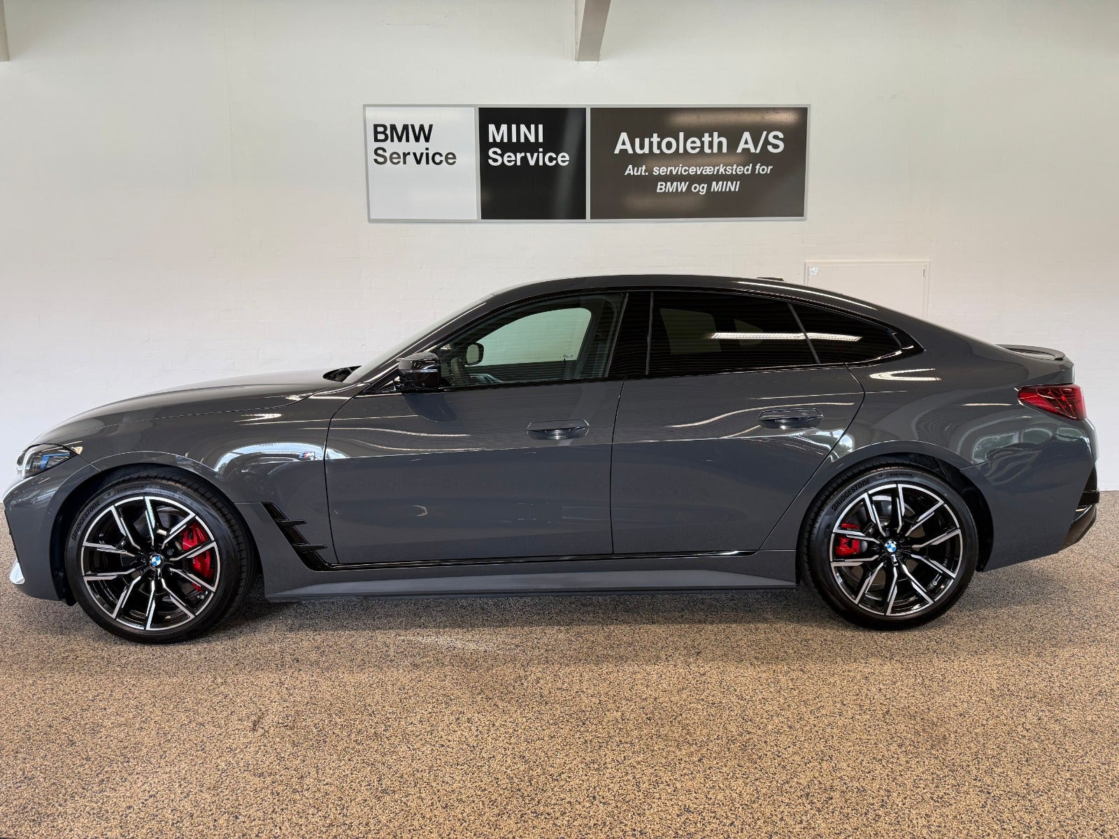 Grå BMW i4 fra 2025