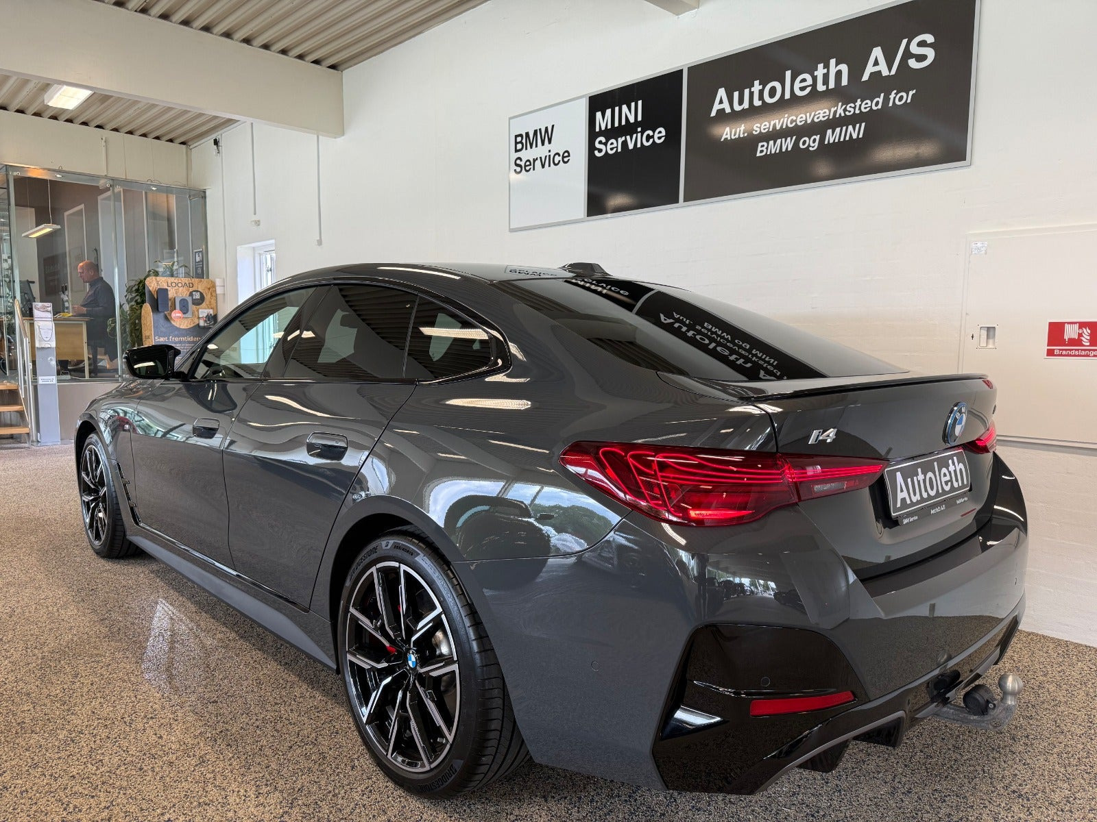 Grå BMW i4 fra 2025