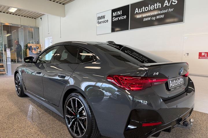Grå BMW i4 fra 2025