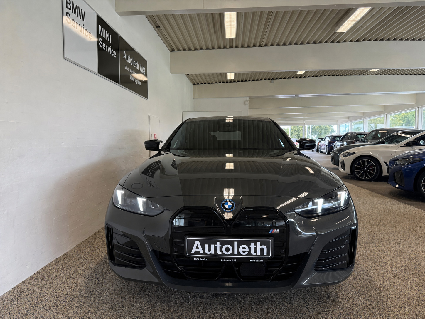 Grå BMW i4 fra 2025