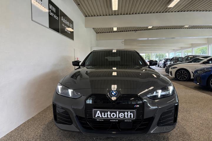 Grå BMW i4 fra 2025