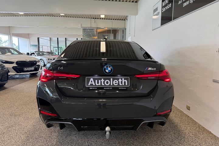 Grå BMW i4 fra 2025