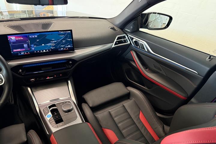 Grå BMW i4 fra 2025