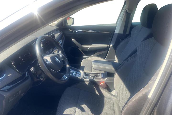 Grå Skoda Octavia fra 2022