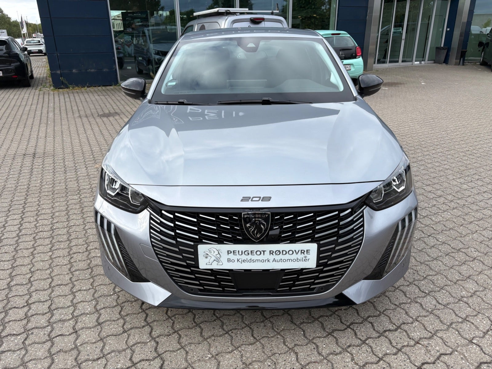 Rød Peugeot 208 fra 2024