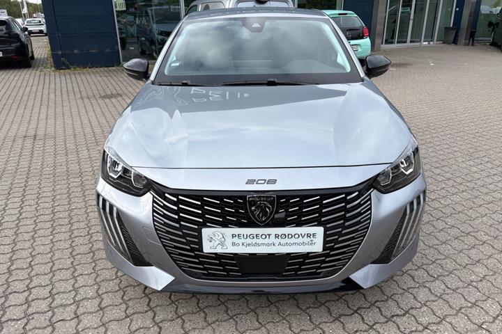Rød Peugeot 208 fra 2024