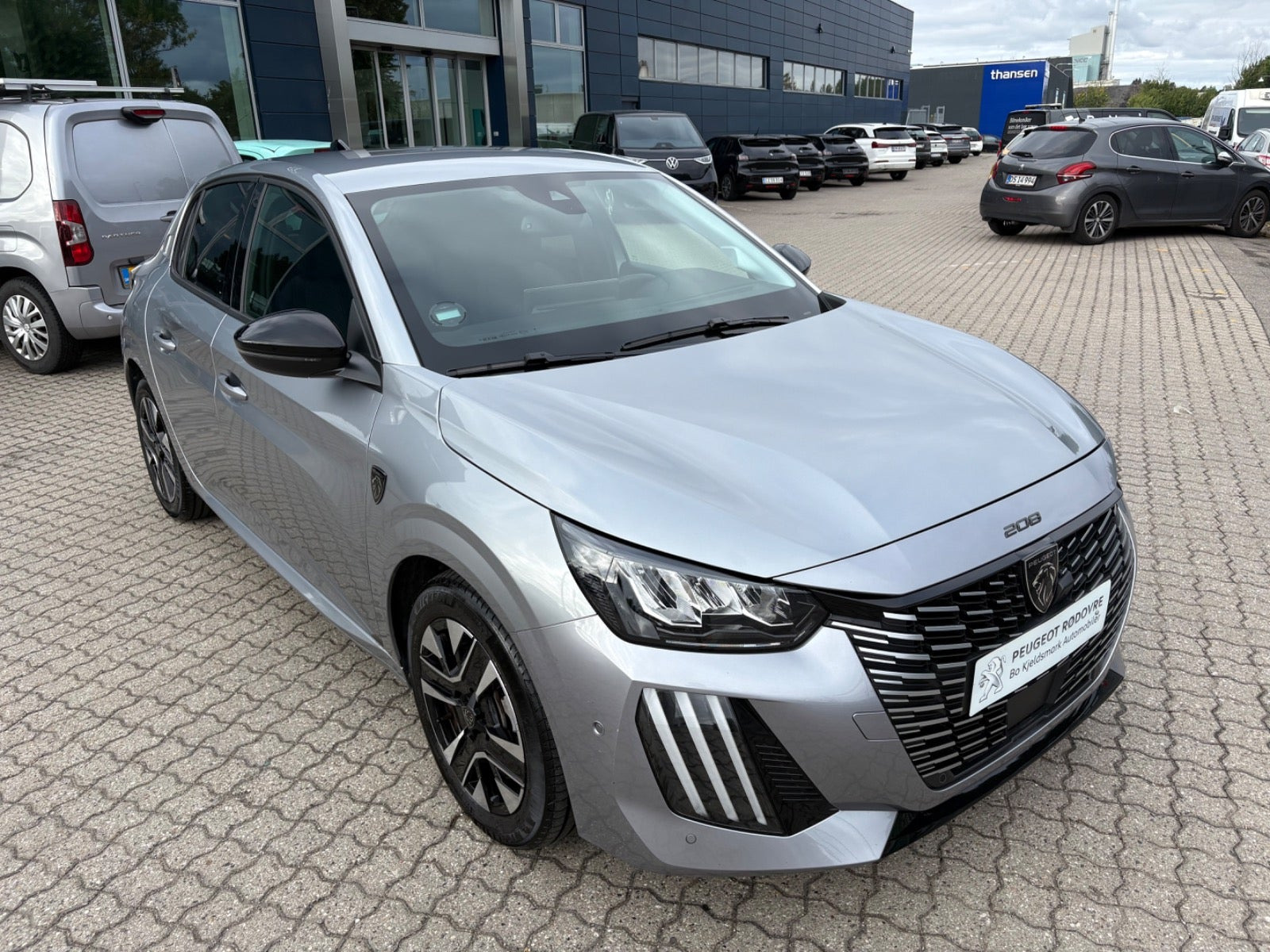 Rød Peugeot 208 fra 2024