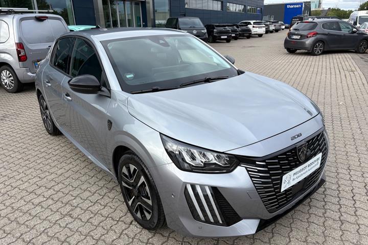 Rød Peugeot 208 fra 2024