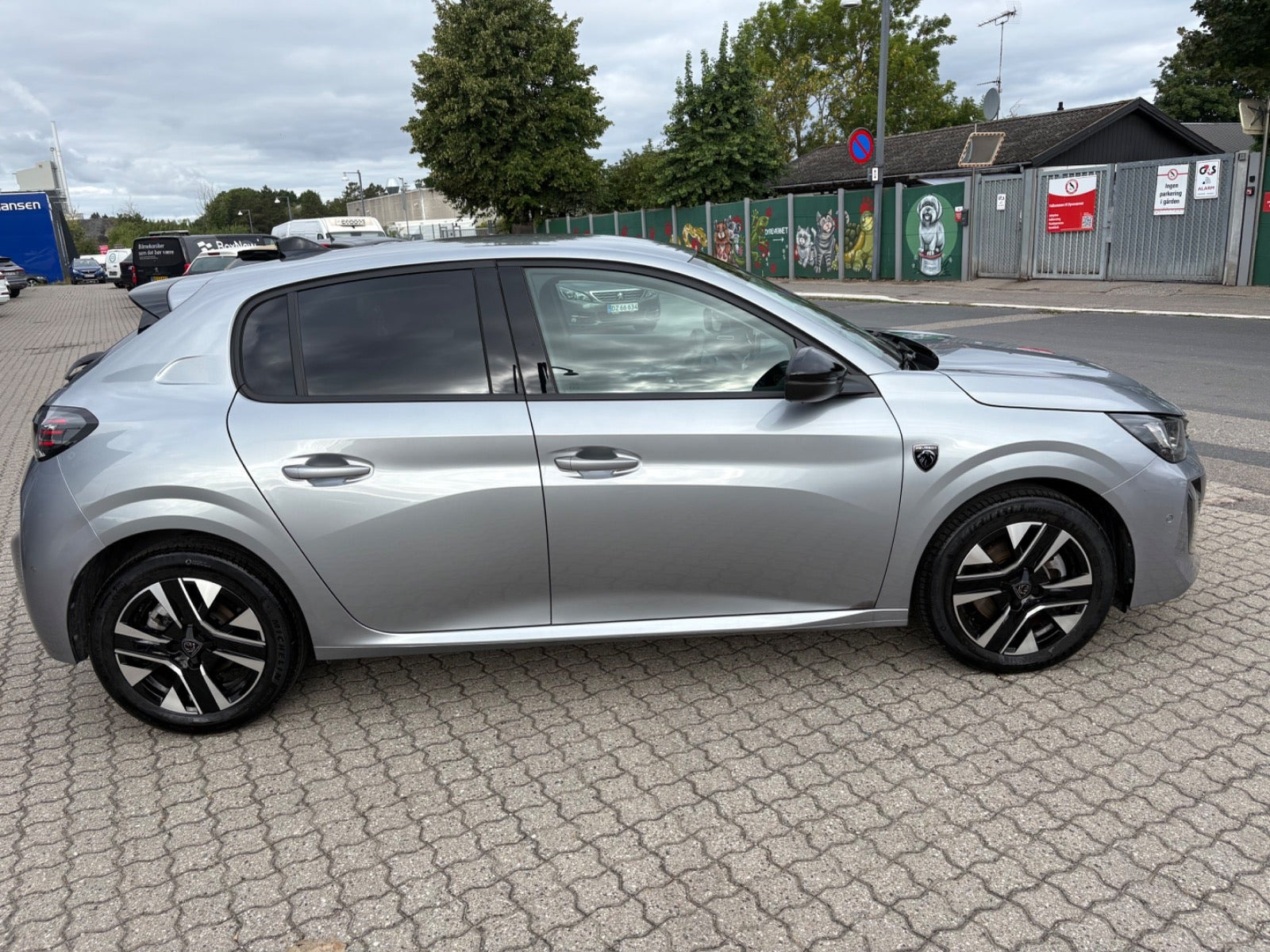 Rød Peugeot 208 fra 2024