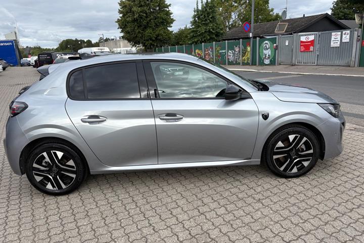 Rød Peugeot 208 fra 2024