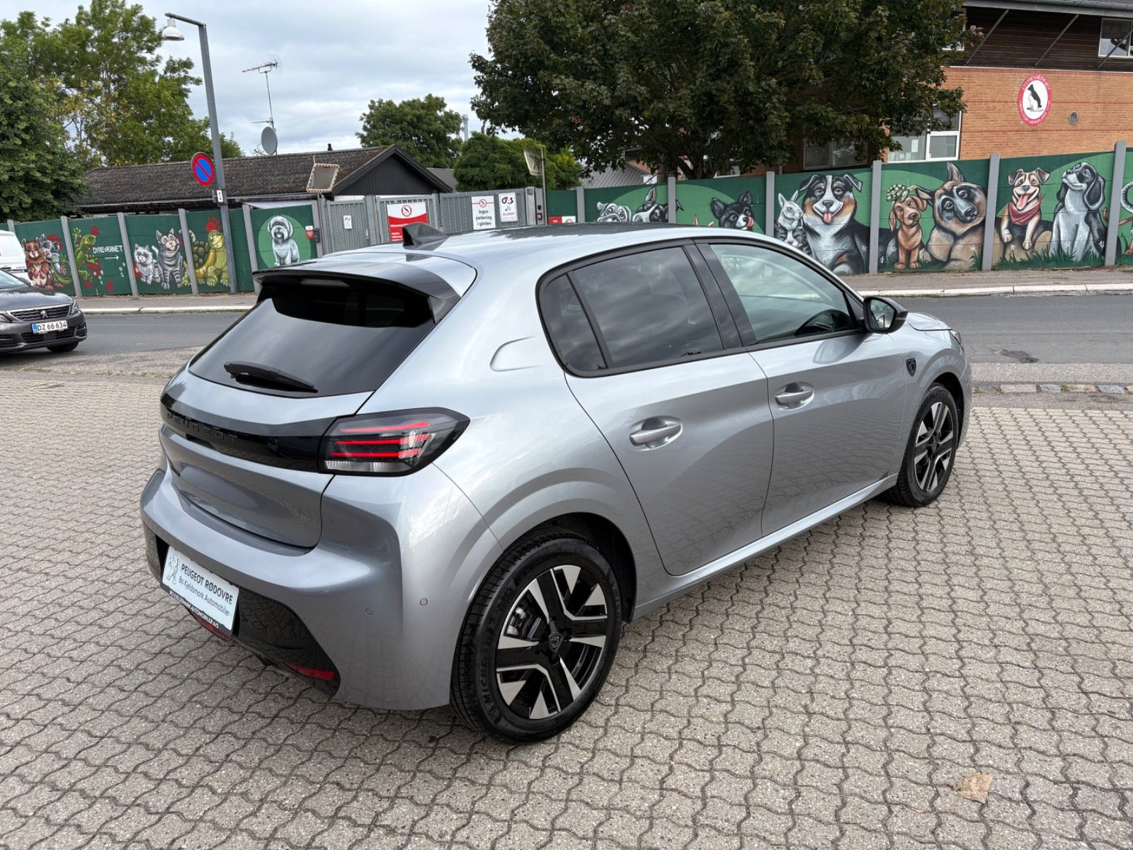 Rød Peugeot 208 fra 2024