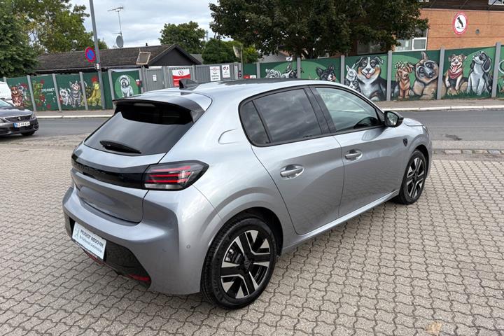 Rød Peugeot 208 fra 2024