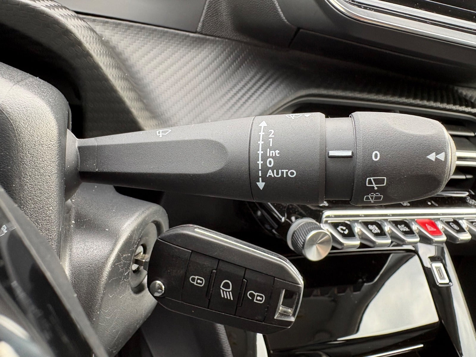 Rød Peugeot 208 fra 2024