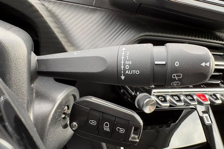 Rød Peugeot 208 fra 2024