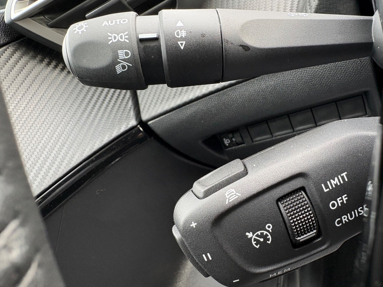 Rød Peugeot 208 fra 2024