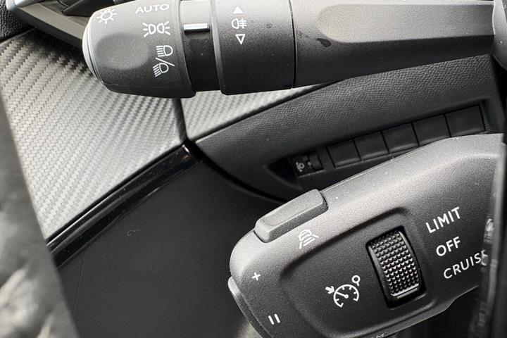 Rød Peugeot 208 fra 2024