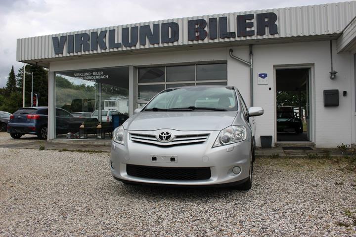 Sølv Toyota Auris fra 2012