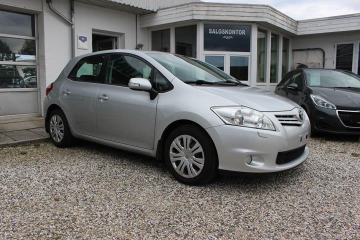 Sølv Toyota Auris fra 2012