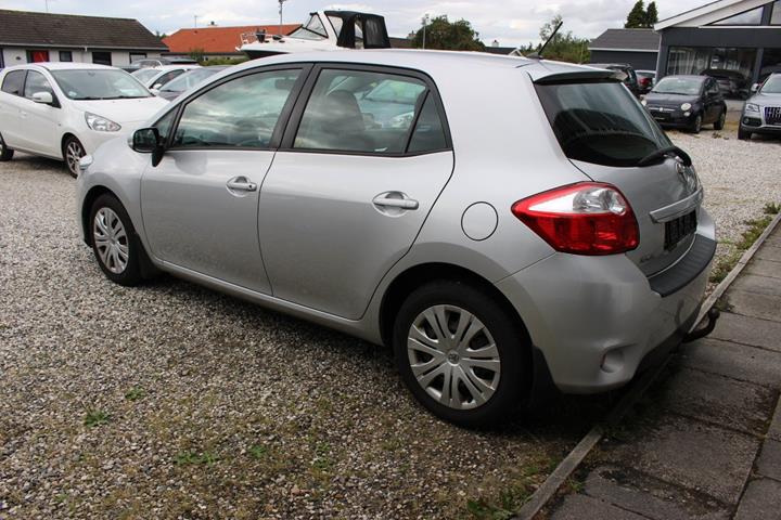Sølv Toyota Auris fra 2012