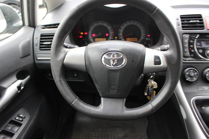Sølv Toyota Auris fra 2012