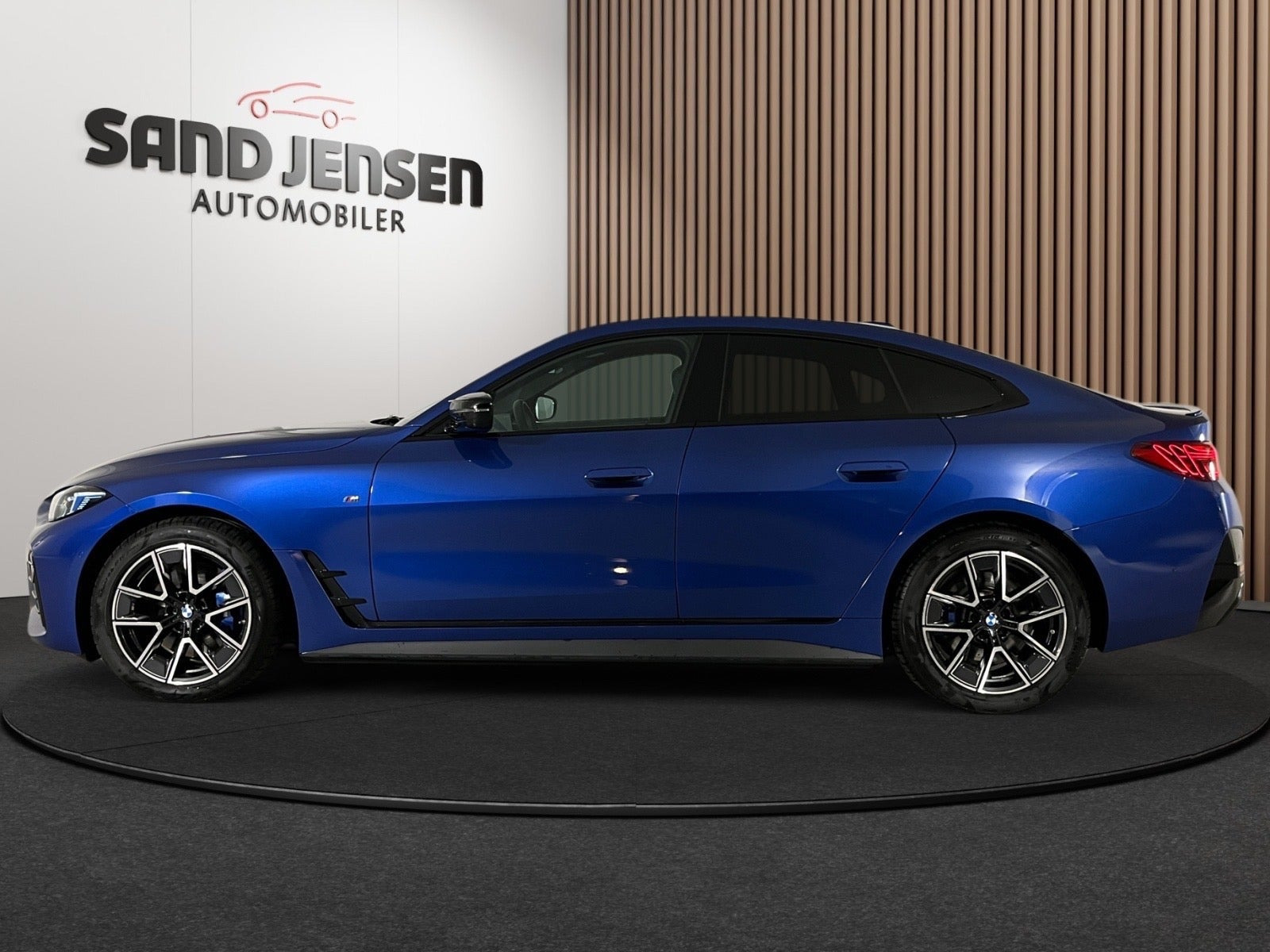 Blå BMW i4 fra 2025