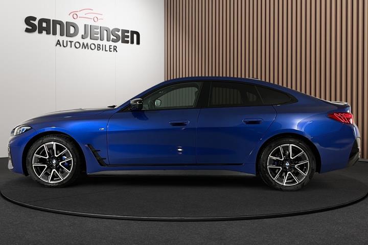 Blå BMW i4 fra 2025
