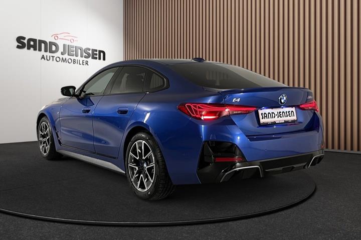 Blå BMW i4 fra 2025