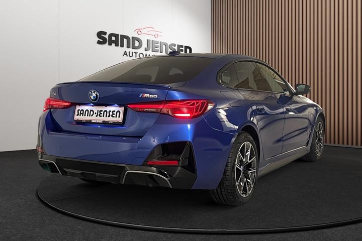 Blå BMW i4 fra 2025