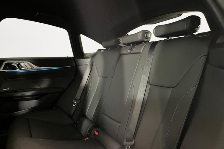 Blå BMW i4 fra 2025