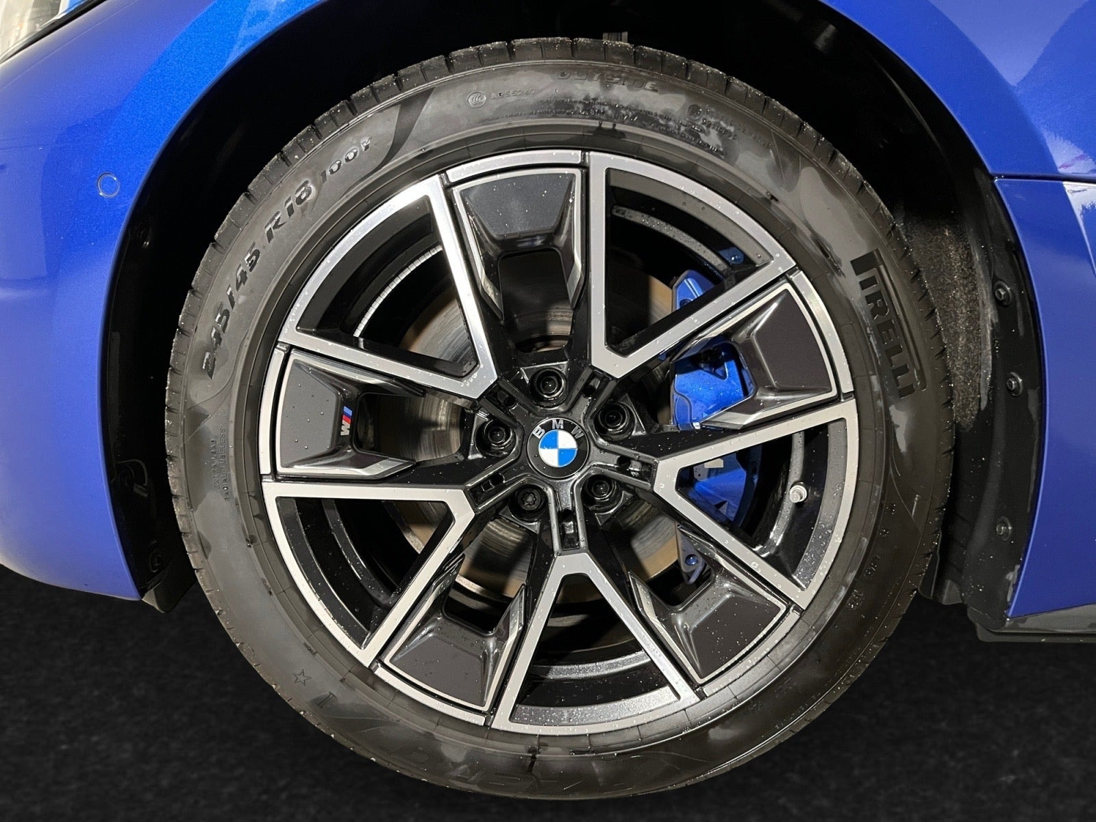 Blå BMW i4 fra 2025
