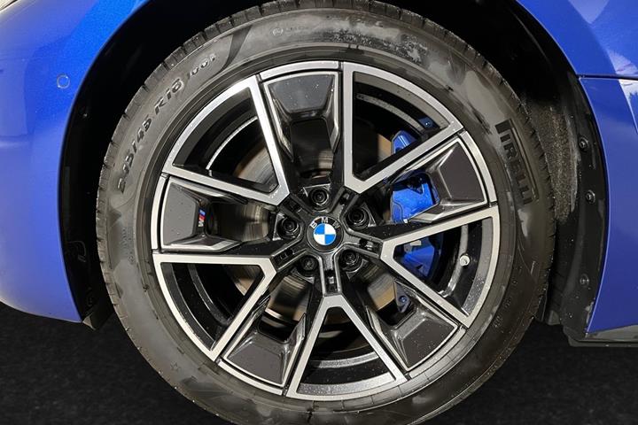 Blå BMW i4 fra 2025