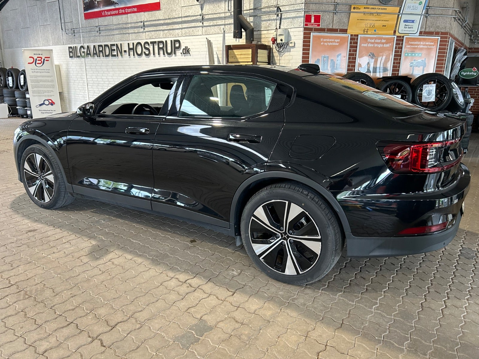 Sort Polestar 2 fra 2023
