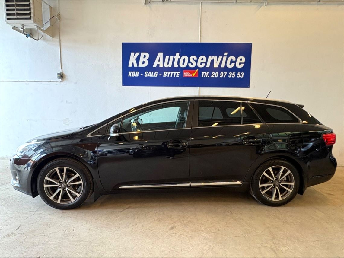 Sort Toyota Avensis fra 2014