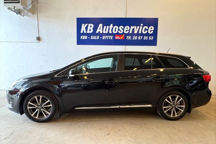 Sort Toyota Avensis fra 2014