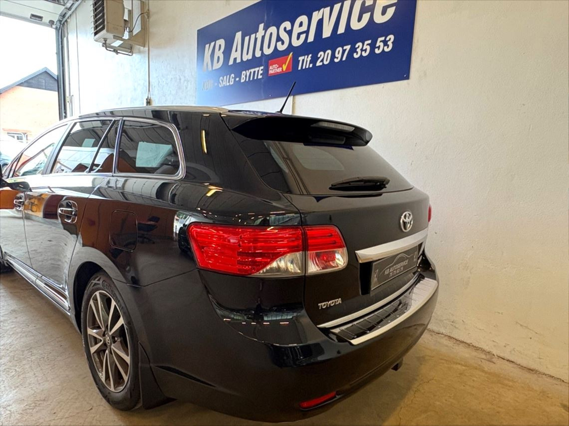 Sort Toyota Avensis fra 2014