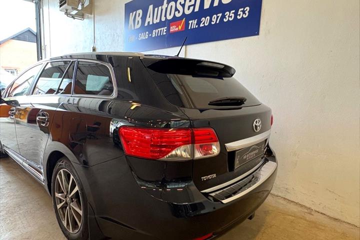 Sort Toyota Avensis fra 2014