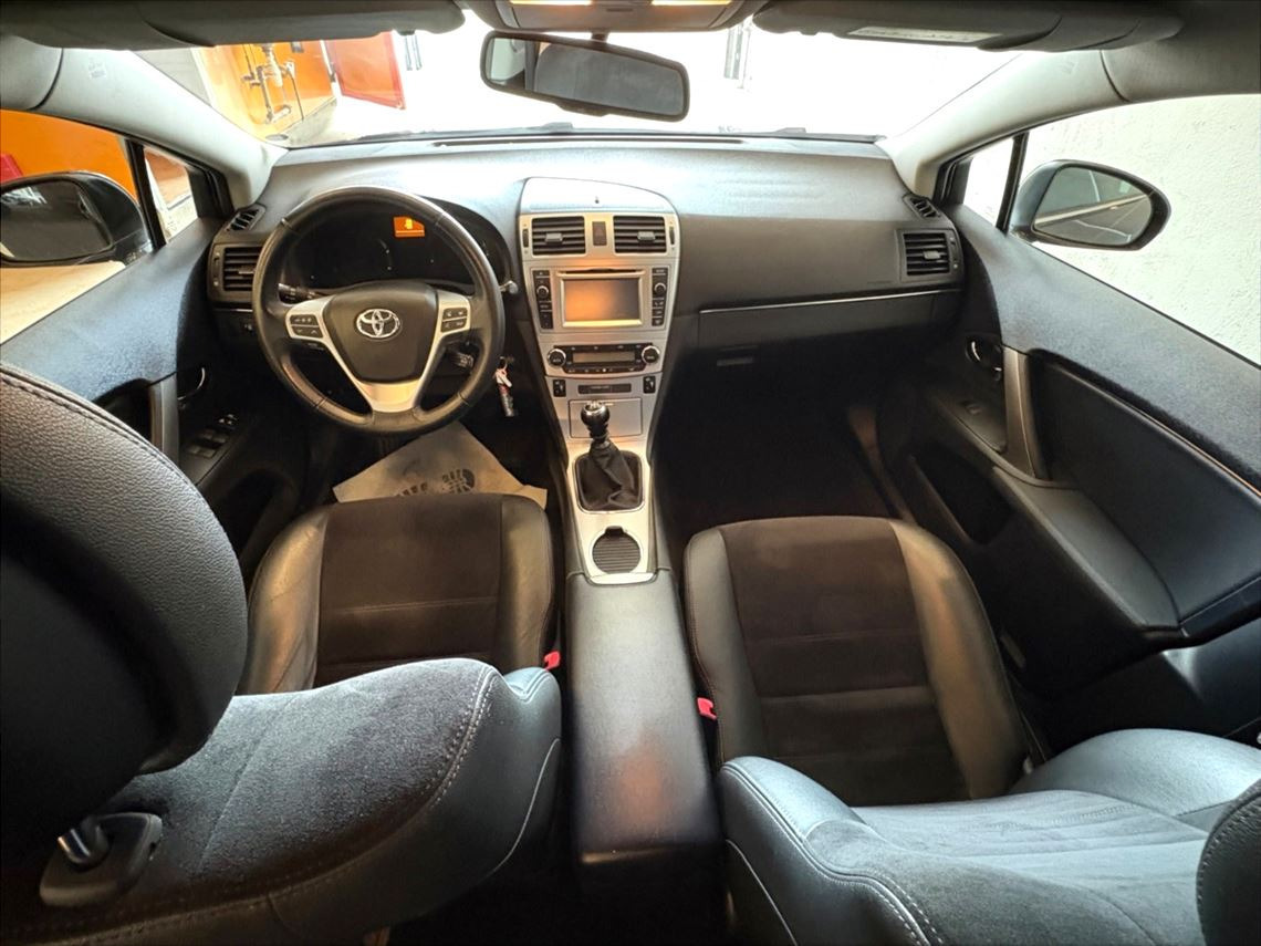 Sort Toyota Avensis fra 2014