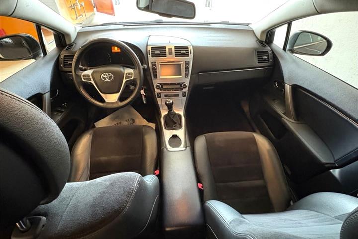 Sort Toyota Avensis fra 2014