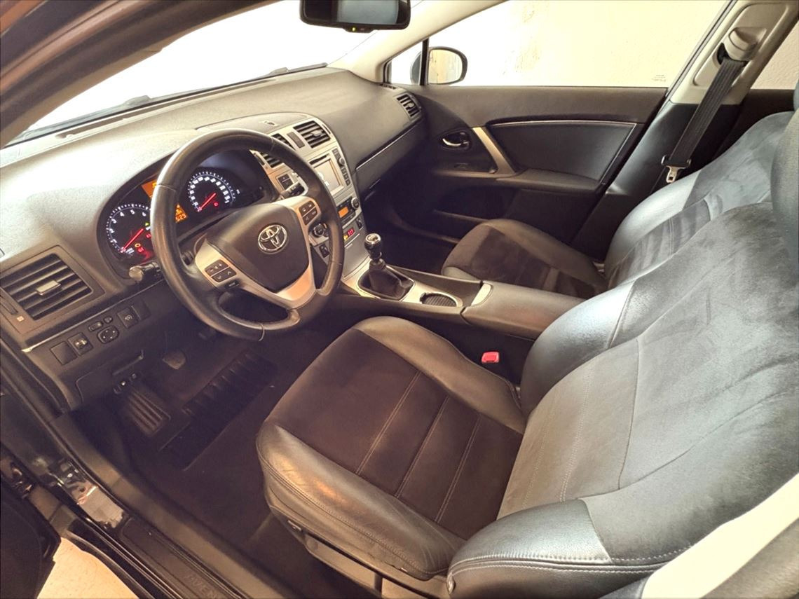 Sort Toyota Avensis fra 2014